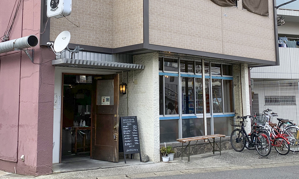 食べたことある?「旧ボンベイ 西口店(ヒマラヤユキノシタ)」の裏